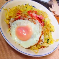 Snapdishの料理写真:【減塩】ベーコンと目玉焼きのしょうがそば飯|ちゃんなおさん