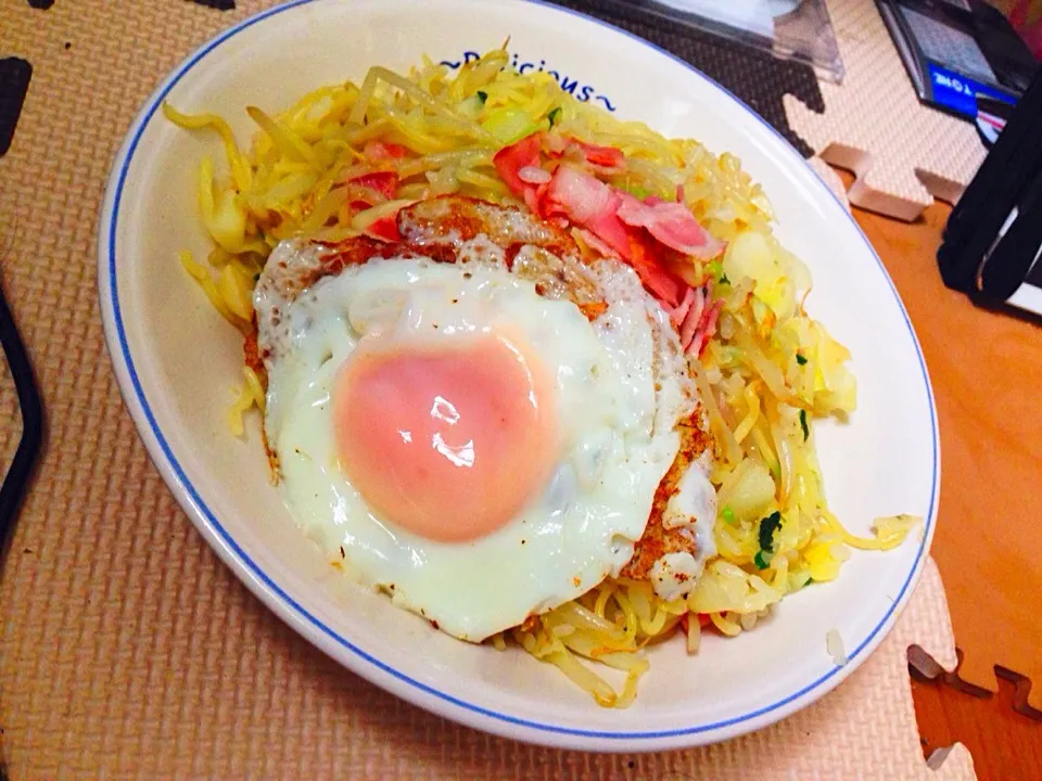 【減塩】ベーコンと目玉焼きのしょうがそば飯|ちゃんなおさん