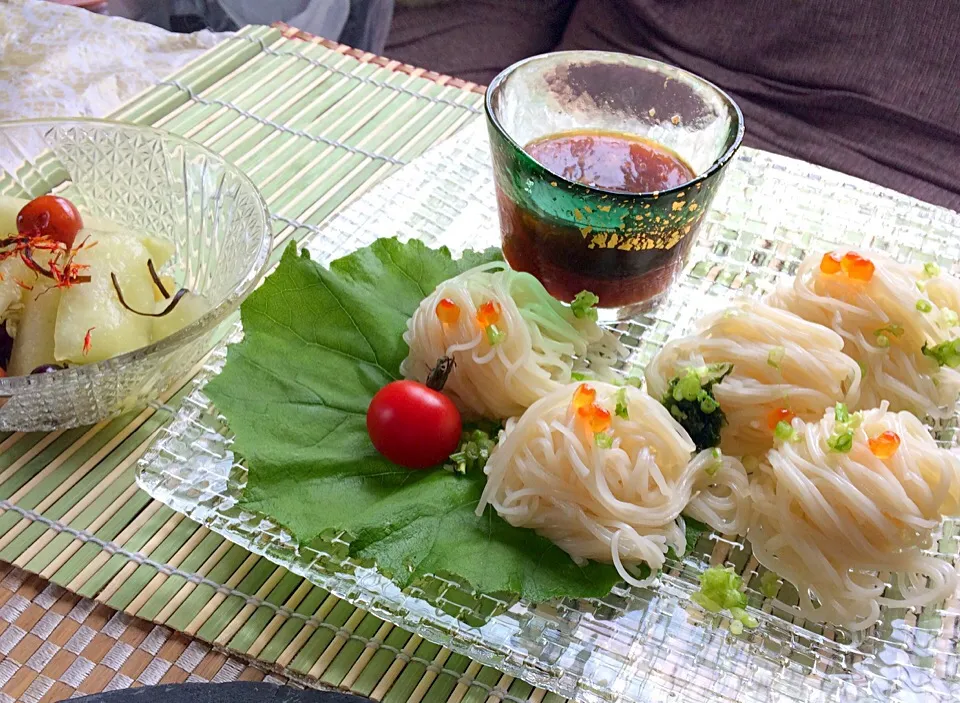 hisoka7さんの料理 重曹×素麺=ツルツルモチモチ 刺身用梅醤油で頂きました。😍|佐野未起さん