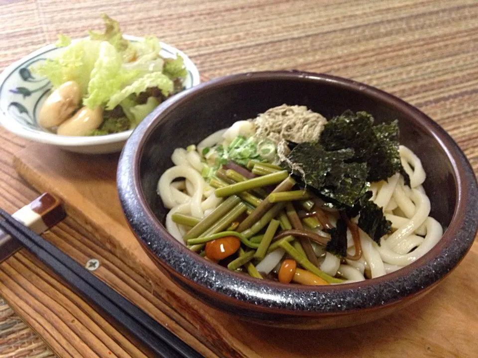 単身赴任の昼ごはん 冷やし山菜うどん サラダ 野菜ジュース|ぽんたさん