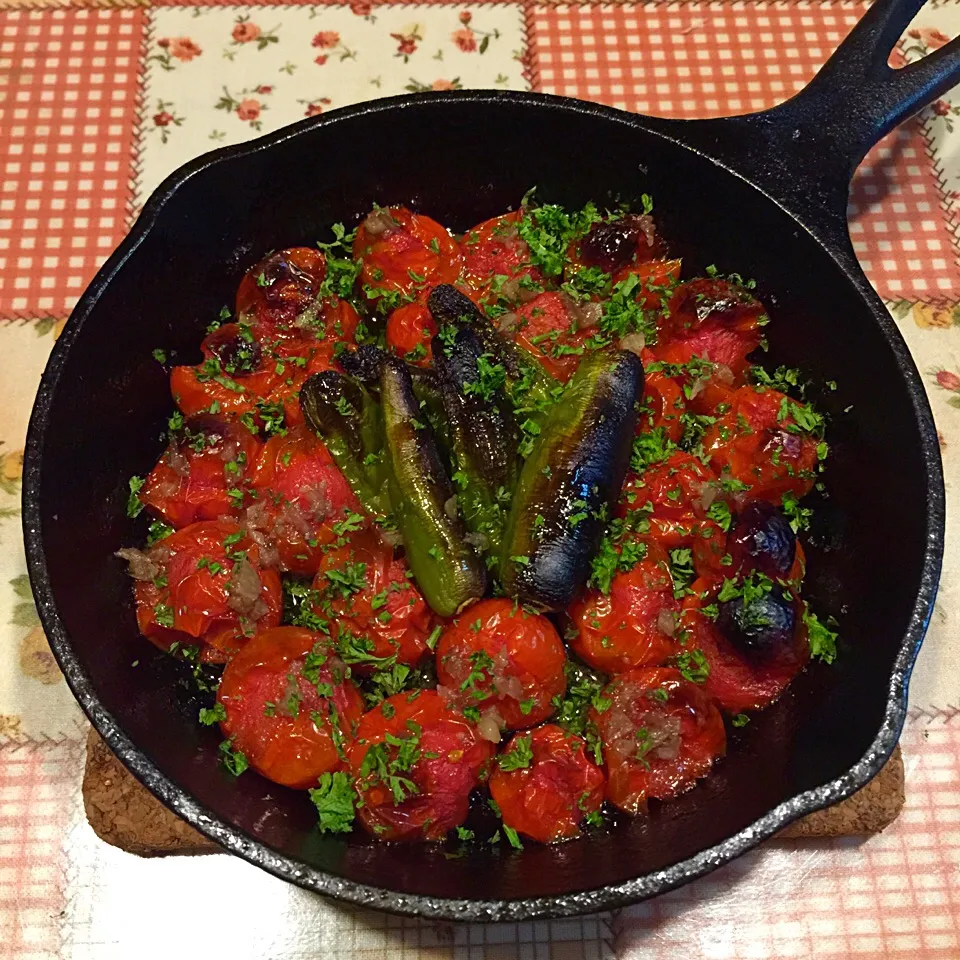 ロッジのスキレットdeアンチョビトマト🍅|＊ゆみしぼり＊さん