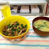 Snapdishの料理写真:青椒肉絲丼&卵スープ|まさこさん