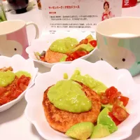 Snapdishの料理写真:アキッチンツクツイ、サーモンバーグ☆アボカドソース。|komatchan8745さん