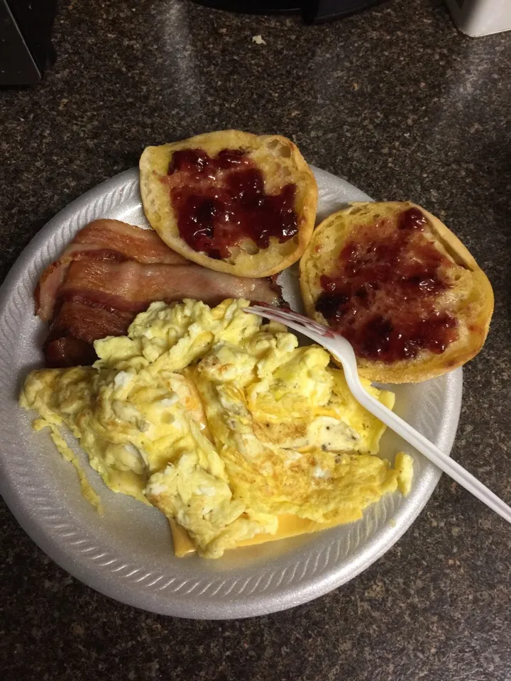 Breakfast- scrambled eggs, bacon & English muffin w/grape jelly|Richard Thompsonさん