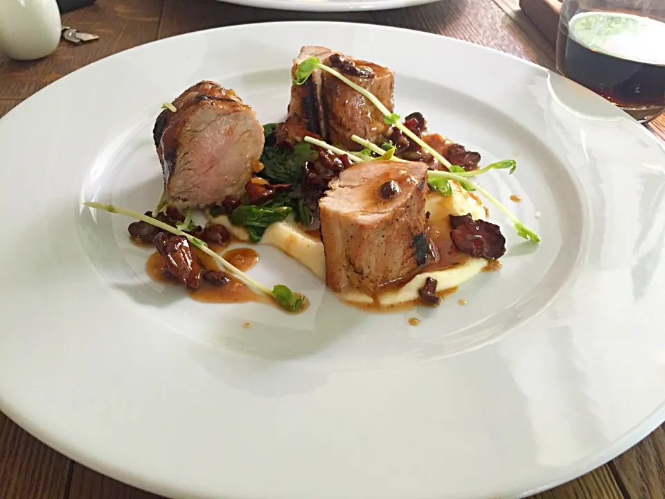 Pork with truffle puree and forest mushrooms|Isabela Macさん