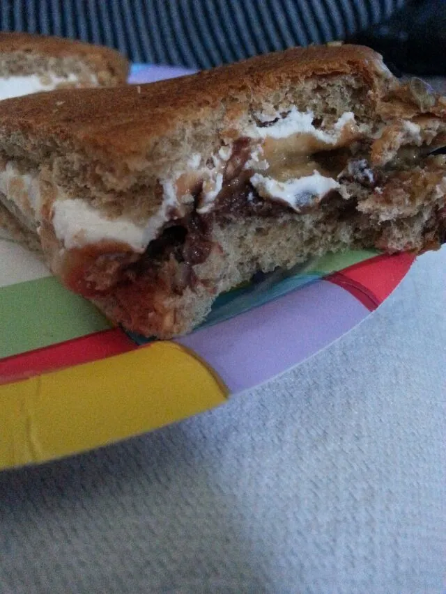 cream chz, white choc peanut butter, and choc spread sandwich.|Polly Gelfusoさん