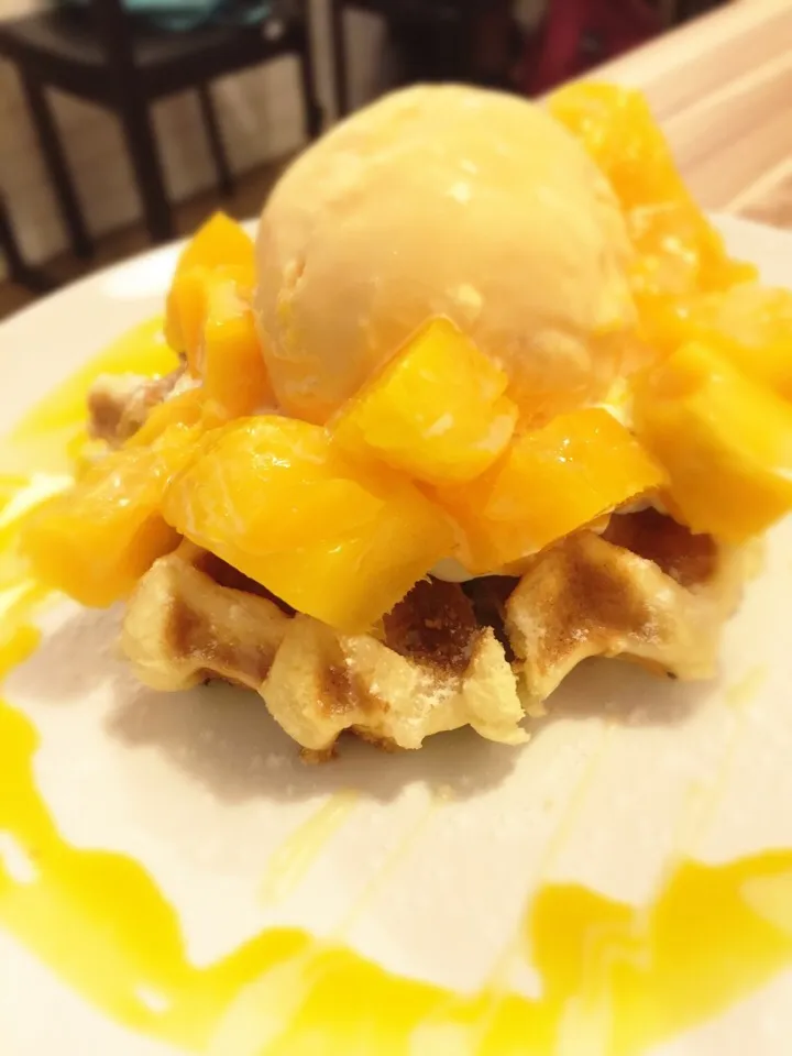 Mongo Waffle with Ice Cream|Sam: photos by iPhoneさん