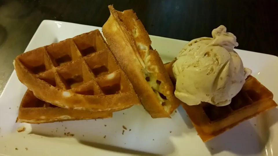 Waffle w Round Nut Gelato #waffle|🍳es diary☕さん