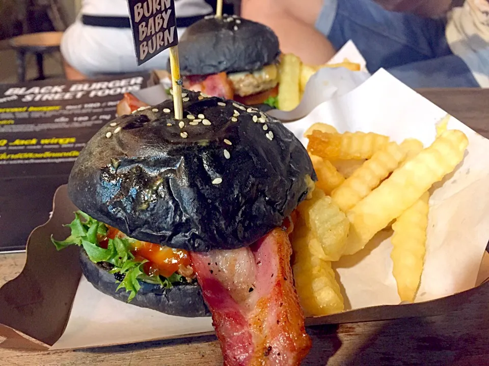 Snapdishの料理写真:Charcoal Hamburger :)|Soms Thanyaさん