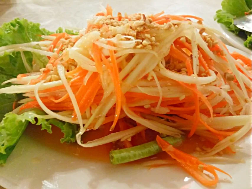 Snapdishの料理写真:Som Tam - Unripe Papaya Salad|FooDin'sさん