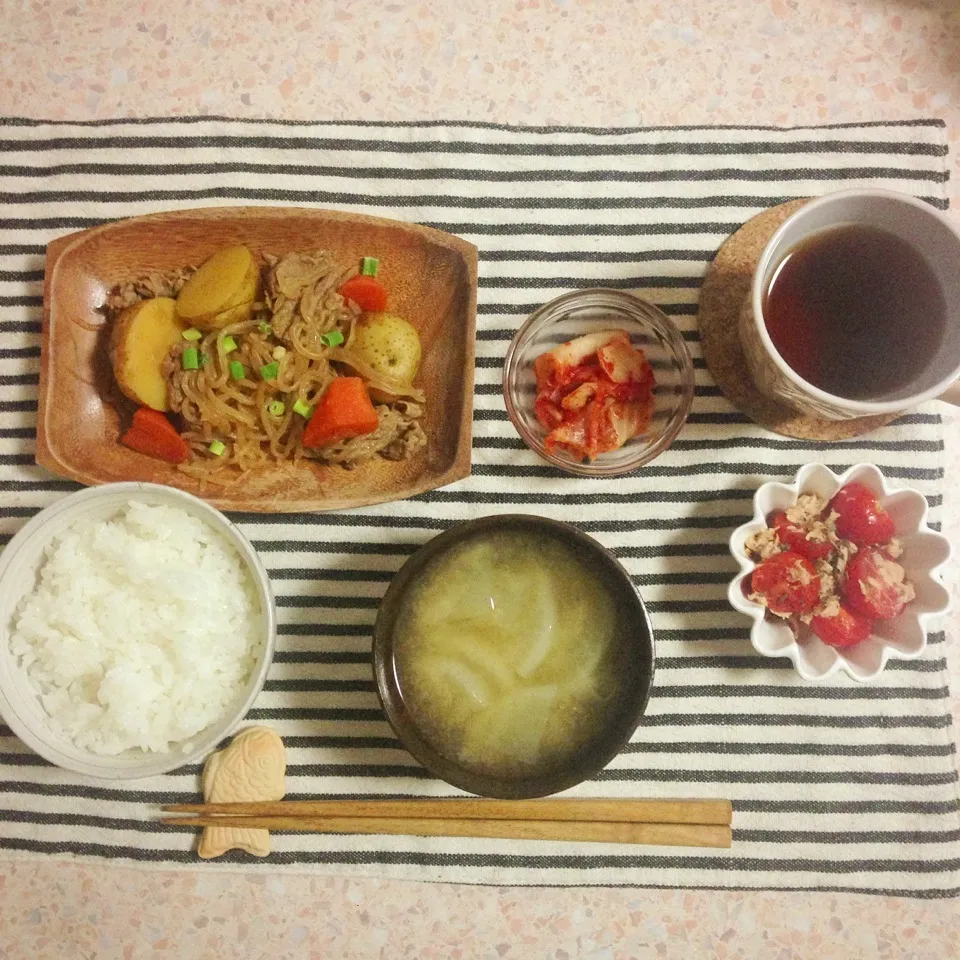 Snapdishの料理写真:晩ご飯 肉じゃが ツナとミニトマトのサラダ 大根味噌汁|はやしさん