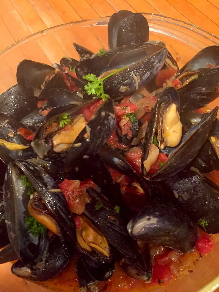 Mussels In white wine, garlic and roasted tomatoes|Michele Fortunatiさん