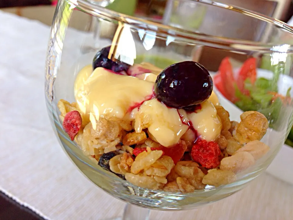 Fruits granola yoghurt|viviさん