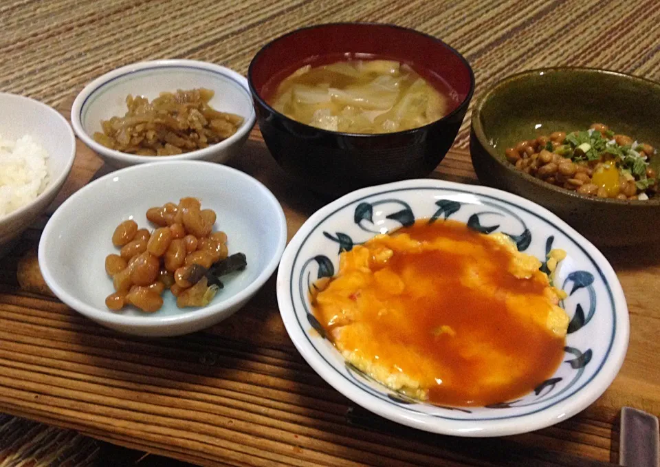 朝ごはん  カニカマ玉 納豆 煮豆 ウドの皮のキンピラ キャベツと大根の味噌汁|ぽんたさん