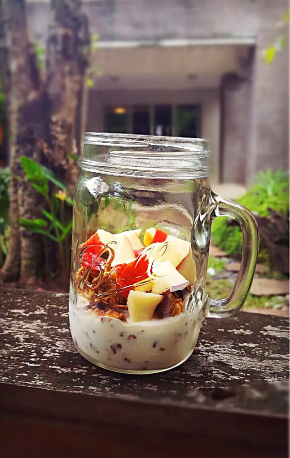 Granola yogurt with apple|Issara. 🍴さん