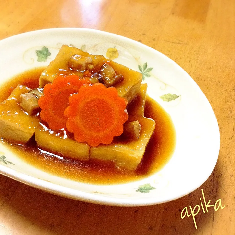 Snapdishの料理写真:ゆんゆんゅんさんの料理 高野豆腐の揚げ煮です。もっちり♪したお豆腐に、あんが程よく絡んで。食感も楽しい１品です☆|あぴかさん