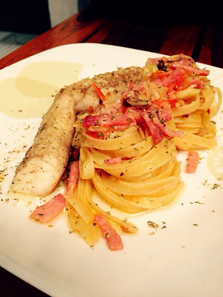 Fettuchini sea bass with ham...Today's lunch menu. ครับผม|Teedz Terteedzさん