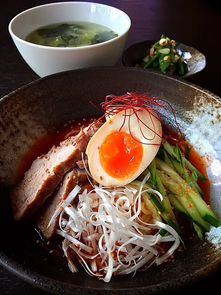 ⭐️こんにゃく麺deビビン麺 ⭐️いんげんのナムル ⭐️キャベツとわかめの中華スープ|よっちぃさん