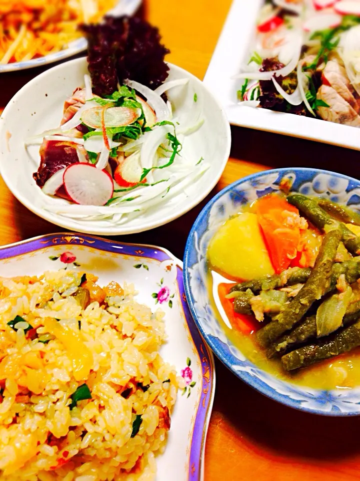 今日の夕飯🌙キムチご飯・シーチキンじゃが・鰹たたき野菜山ほどのっけ|Yu Yu mamaさん