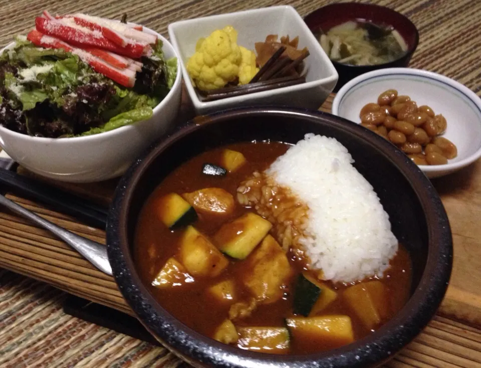 晩ごはん   鶏とズッキーニのカレー   カニかまサラダ味噌ドレッシング  カリフラワーのカレーピクルス 生姜の甘酢漬け わらびの醤油漬 煮豆  キャベツと大根とワカメのスープ|ぽんたさん