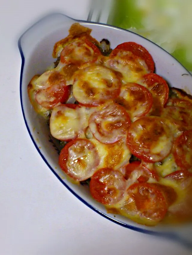 ひき肉と玉ねぎ炒めたやつに甘いミニトマトとチーズのせて焼きました～ローリエの香り～|えみこさん