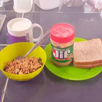 Fiber Whole Grain Cereal + Peanut Butter Sandwich + Plain Yogurt|Ralph Nivarさん