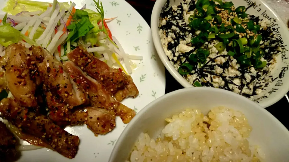 鳥もも焼きとサラダ、ひじきの白和えと玄米白米ハーフご飯|あまねさん