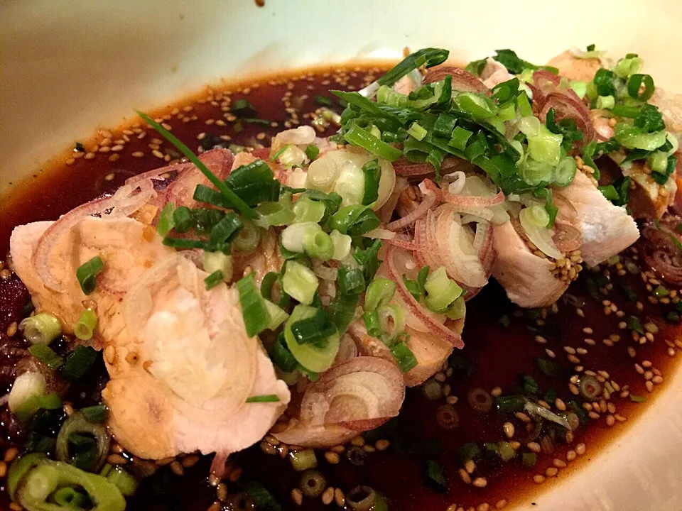 徳之島トトロンヌさんの料理 簡単で美味しい本格中華 よだれ鶏(口水鶏)   丼にしたいのをぐっとこらえて、ビールと一緒にいただきました😅😅😅|BUBUさん