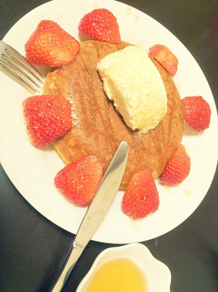 いちごとアイスクリームのパンケーキ♬|びいさん