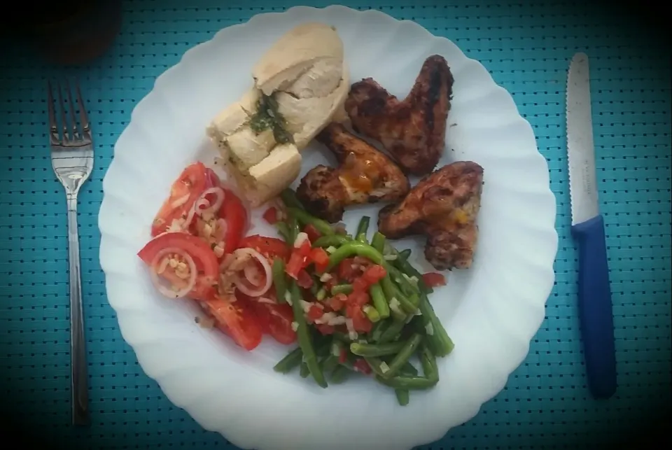 summer salad variation with garlic herb bread, chicken wings|Najeskaさん