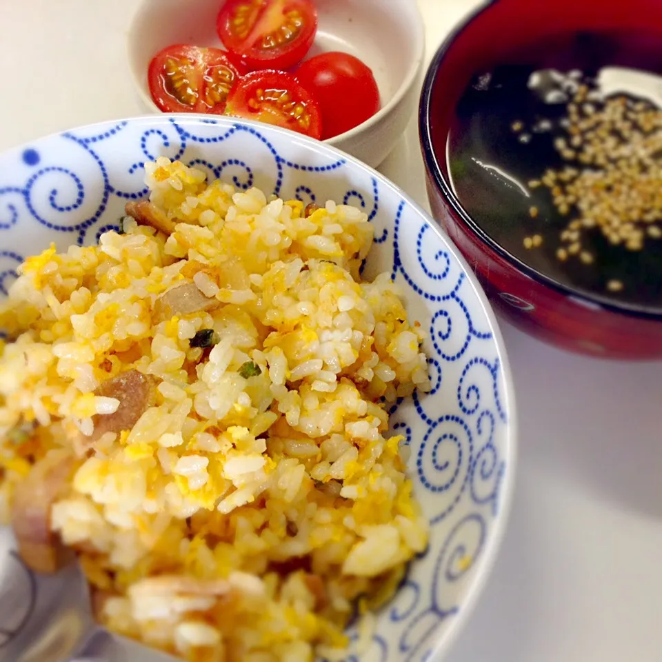 娘たちの朝ごはん パンを買い忘れたので、残りご飯でチャーハン！朝ごはんにしては重いか…|yukoさん