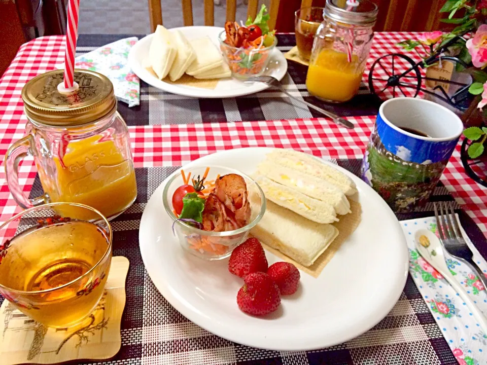 Good morning breakfast ham and egg sandwich , slice carrots , radish a little lettuce  and tomato with  ham for the salad fresh strawberries  and mango juice fo|Babyluv Cabrera Ocampoさん