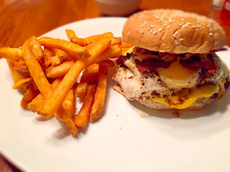 Cheeseburger with fried egg, crispy onions and Stout Aioli|TJ McAfoosさん