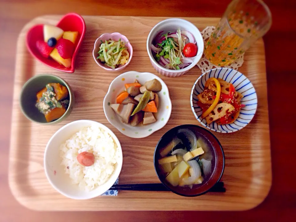 朝食 ごはん お味噌汁 かぼちゃの煮物 筑前煮 レンコンのきんぴら サラダ きゅうりとキクラゲの和え物 フルーツ|Louipuさん