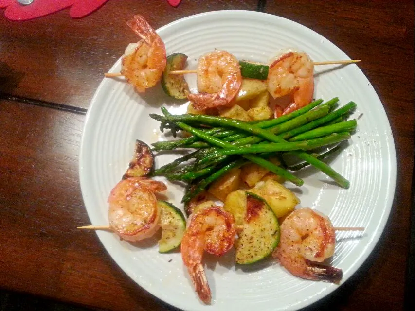 Shrimp kabobs with sour cream&onions potato&asparagus|Byron Thomasさん