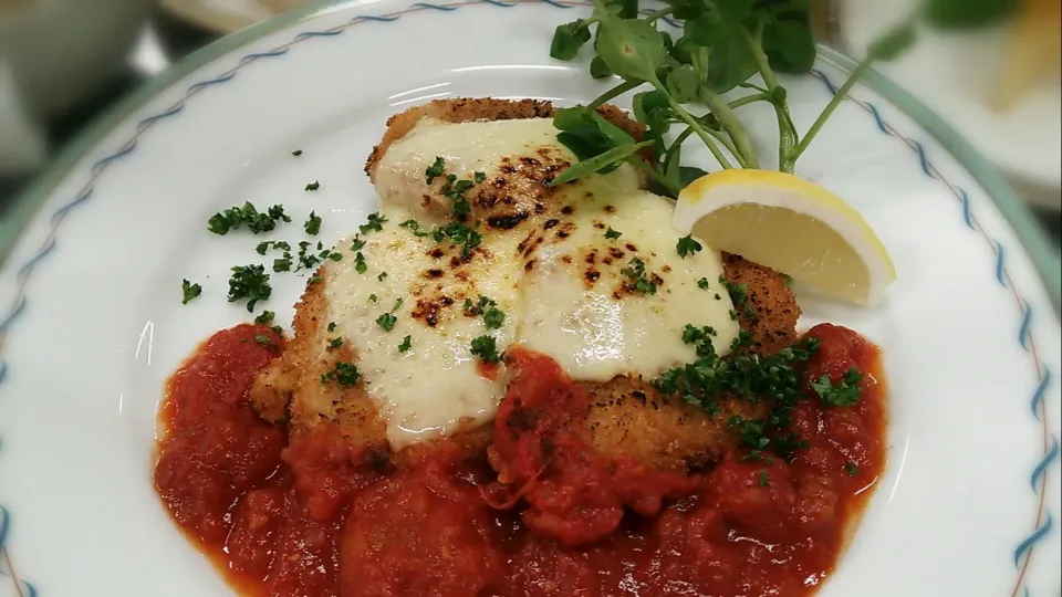 今日は、暑い国の濃厚な料理！
ブラジル料理のパルメジアーナ♪
ホントは、チキンカツだけど少しでもあっさり目に豚フィレで(笑)|Yutaka Sakaguchiさん