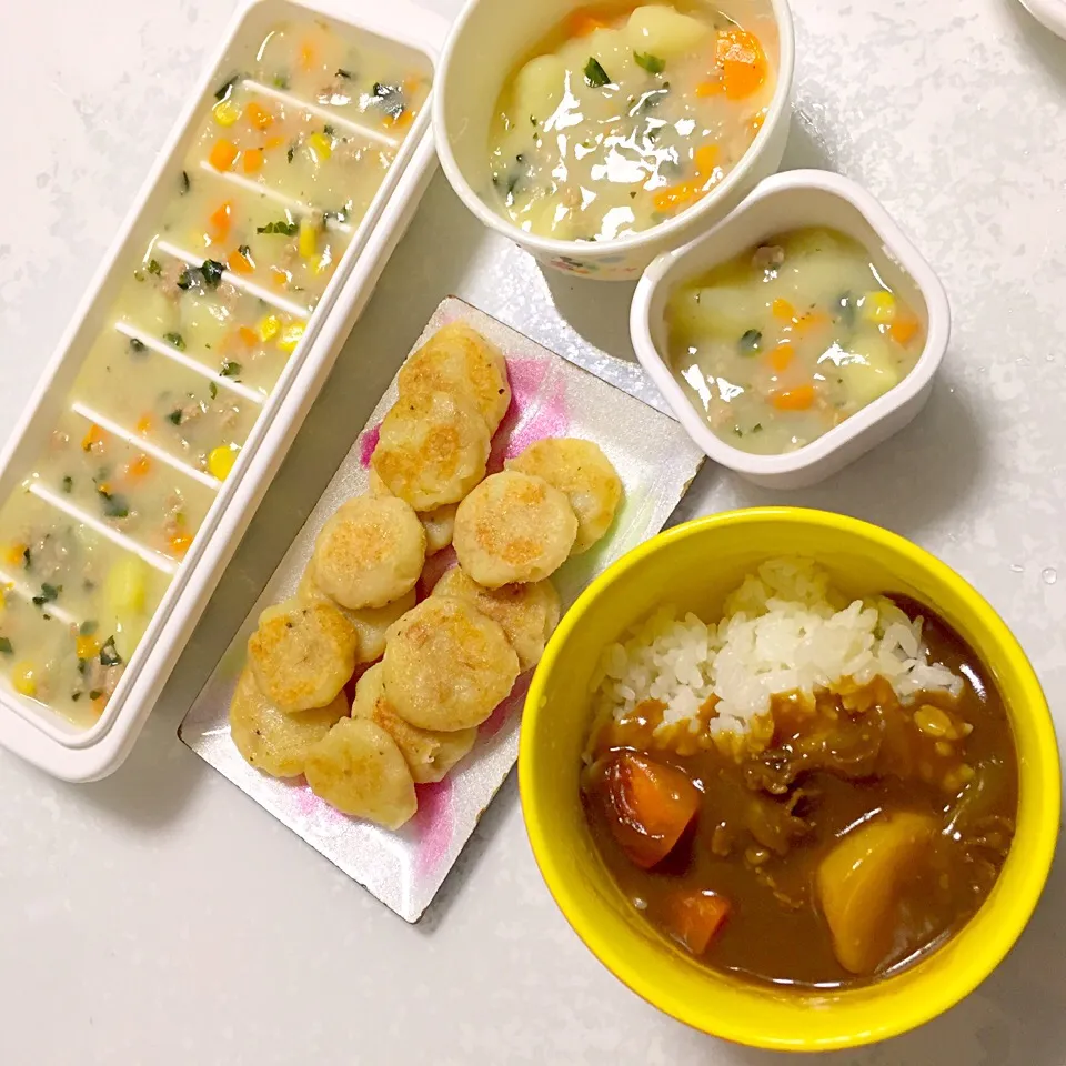 Snapdishの料理写真:ママのお昼はカレー🍴息子に取り分け調理で、赤ちゃんシチュー具沢山！と、シーチキンのいももち♡|湊叶ママさん