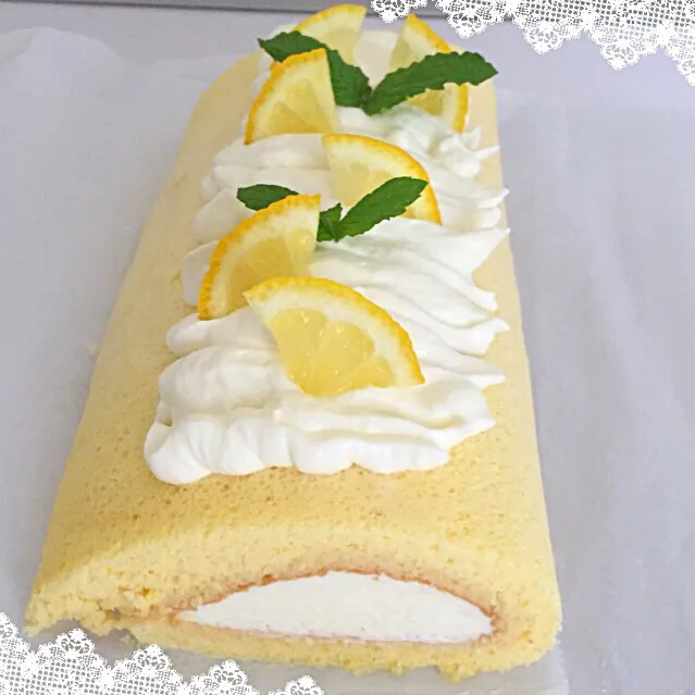 レモンとクリームチーズのロールケーキ🍋|るるさん