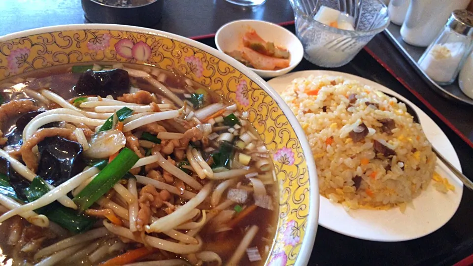 【日替定食】豚肉細切り・もやしラーメンと小チャーハンを頂きました。|momongatomoさん