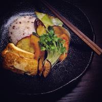 8種類の焼き野菜とお豆腐ステーキに赤米。