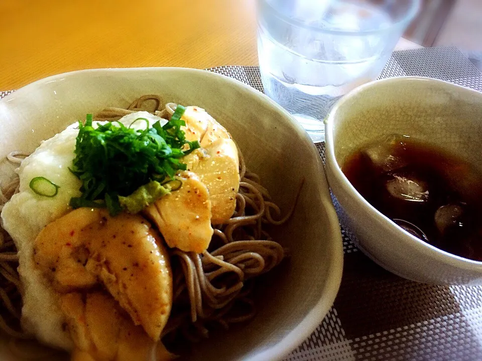 Snapdishの料理写真:とろろとササミのピリ辛ざる蕎麦|ポンポコたまこさん