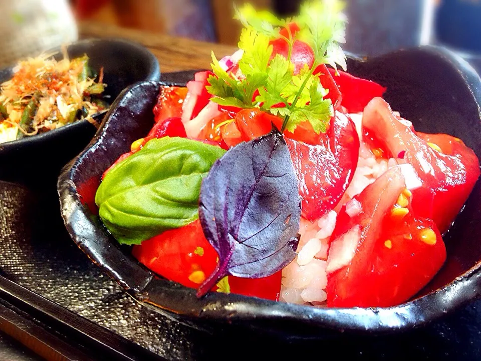 Snapdishの料理写真:おりぃ🎀さんの料理 テレビでみかけたトマト丼🍅|ともちゃんさん