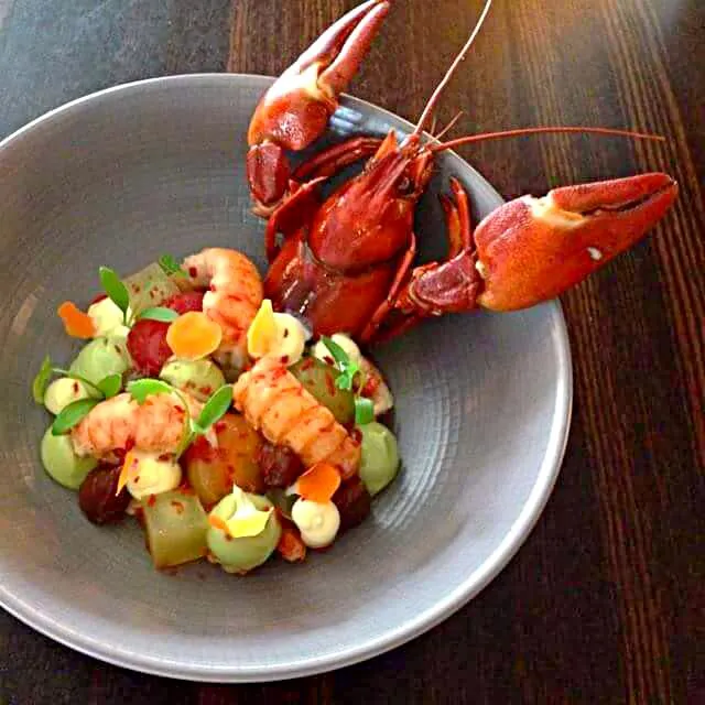 English crayfish, burnt apple, yuzu, vanilla & avocado|CHUENCHAIさん