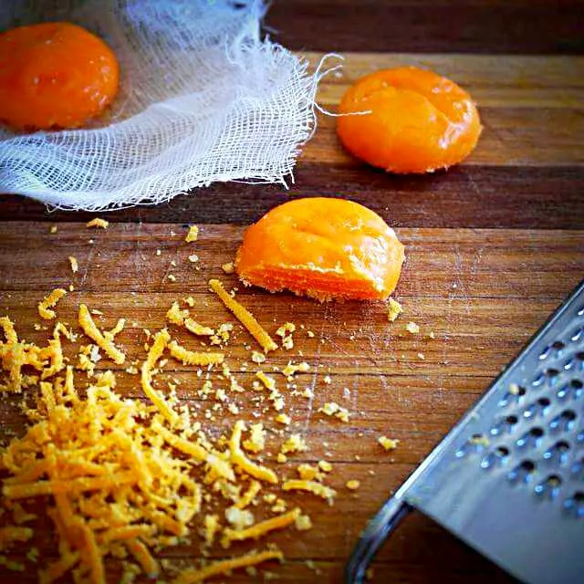 The salt cured egg yolks are finally ready. It can be grated using a microplane to garnish pasta, risotto, asparagus dishes etc instead of using Parmesan cheese|CHUENCHAIさん