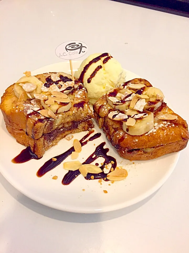 Stuffed chocolate banana French toast|josephineさん