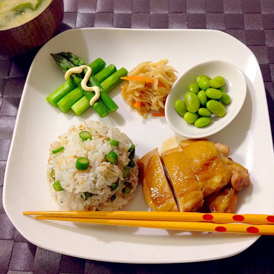 アスパラの混ぜご飯・鶏の照り焼き・茹でアスパラ・切り干し大根の煮物・枝豆の煮浸し・野菜と海藻のお味噌汁|Accaさん