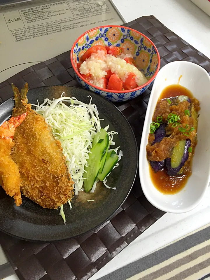 Snapdishの料理写真:鮎フライ&海老フライ🍀ナスのみぞれ煮🍀トマトのタマネギサラダ|☆光るさん