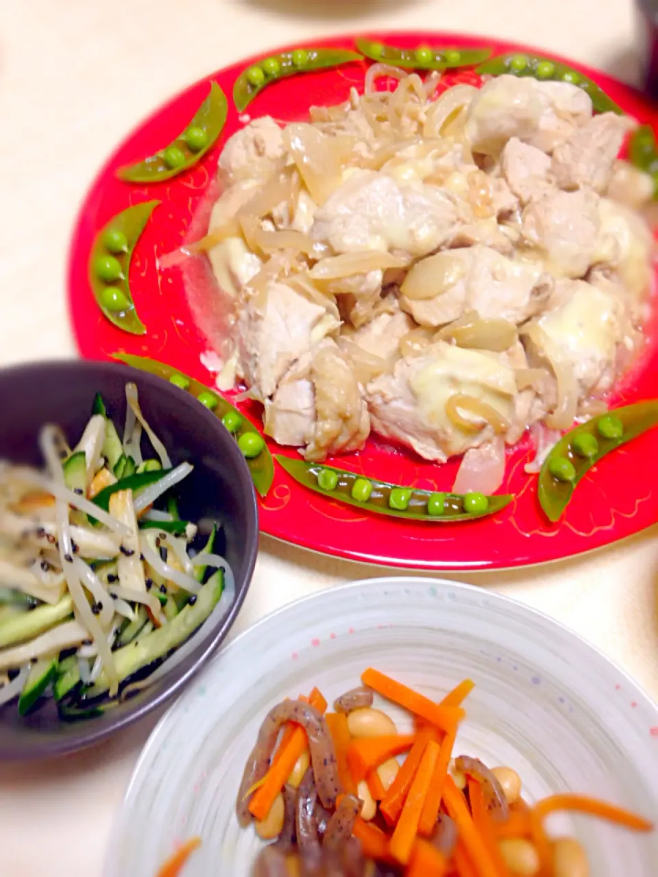 鳥ムネのチーズ焼き•玉ねぎたっぷり                                          竹輪ともやしきゅうりの黒ごまサラダ    他|モグちゃんさん