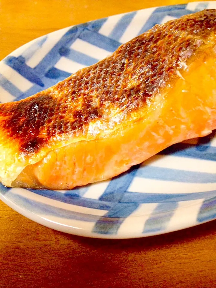 Snapdishの料理写真:脂乗ってます🎵鮭の塩焼き🐟チリ産💕皮はパリパリ|まいりさん