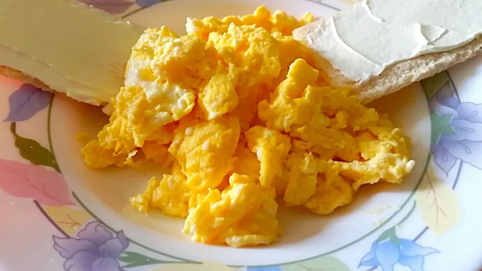 Snapdishの料理写真:Rührei / stired Eggs with crackers|Najeskaさん